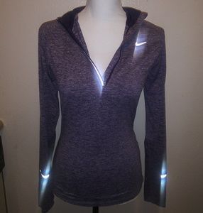 Selling a pre-owned Nike shirt for women size xs